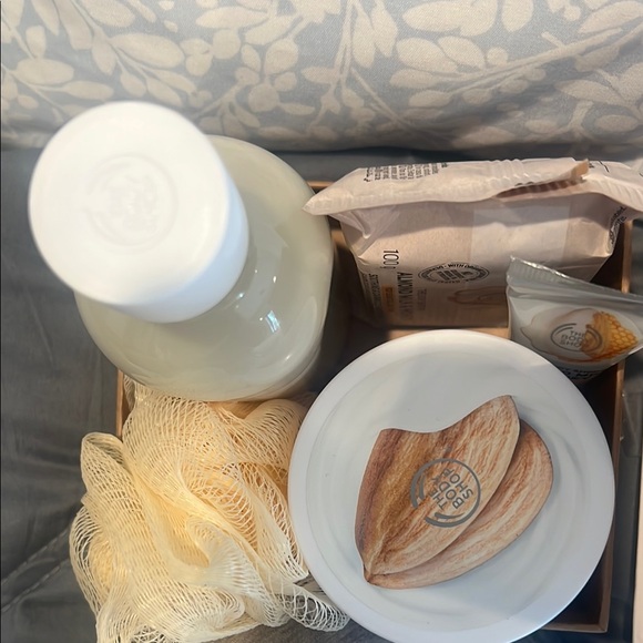The Body Shop Almond Milk & Honey Essentials - Picture 3 of 3